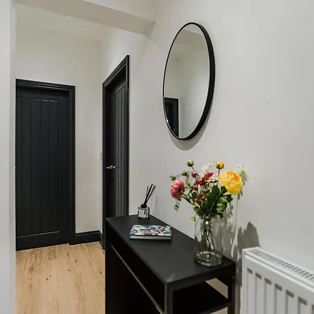 Charming & Cosy 2 Bedroom Flat, Fast Wifi -sleeps 5 * Λιντς