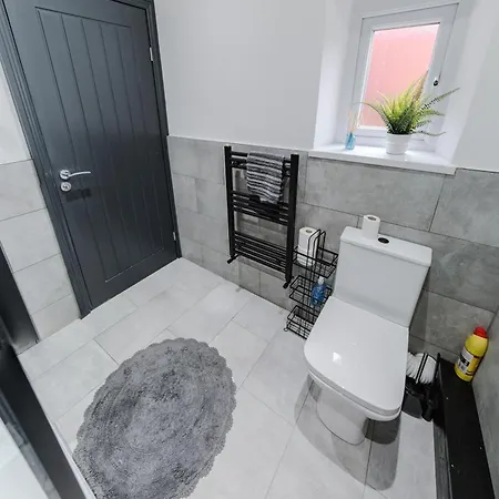 Charming & Cosy 2 Bedroom Flat, Fast Wifi -Sleeps 5 Apartment