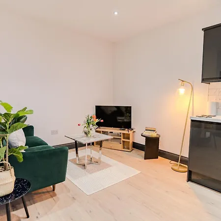 Charming & Cosy 2 Bedroom Flat, Fast Wifi -Sleeps 5 *