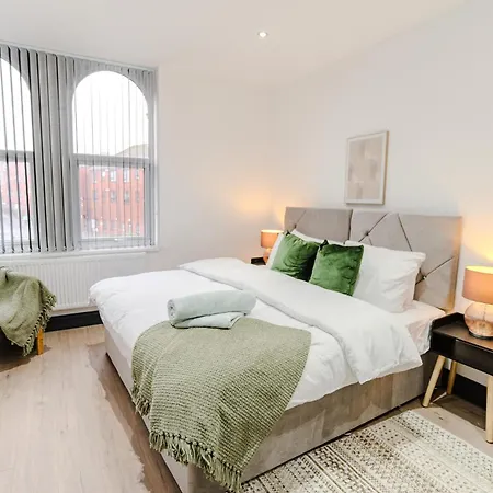 Charming & Cosy 2 Bedroom Flat, Fast Wifi -sleeps 5 * Leeds