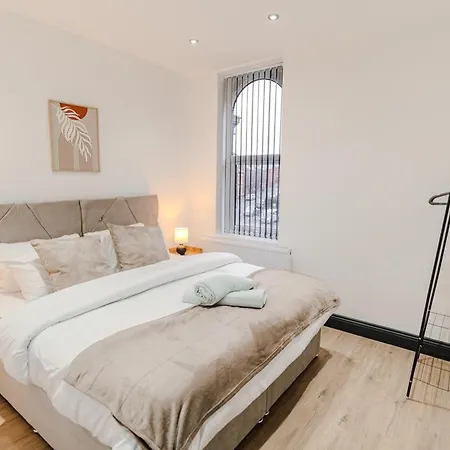 Charming & Cosy 2 Bedroom Flat, Fast Wifi -Sleeps 5 *