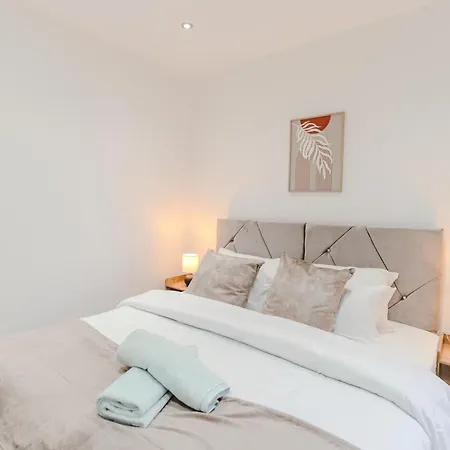 Charming & Cosy 2 Bedroom Flat, Fast Wifi -Sleeps 5 *